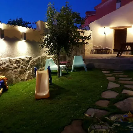 Casa rural Casa rural Entreacebedas I alojamientos con jardín, barbacoa y chimeneas I wifi I Aparcamiento en la puerta Segovia